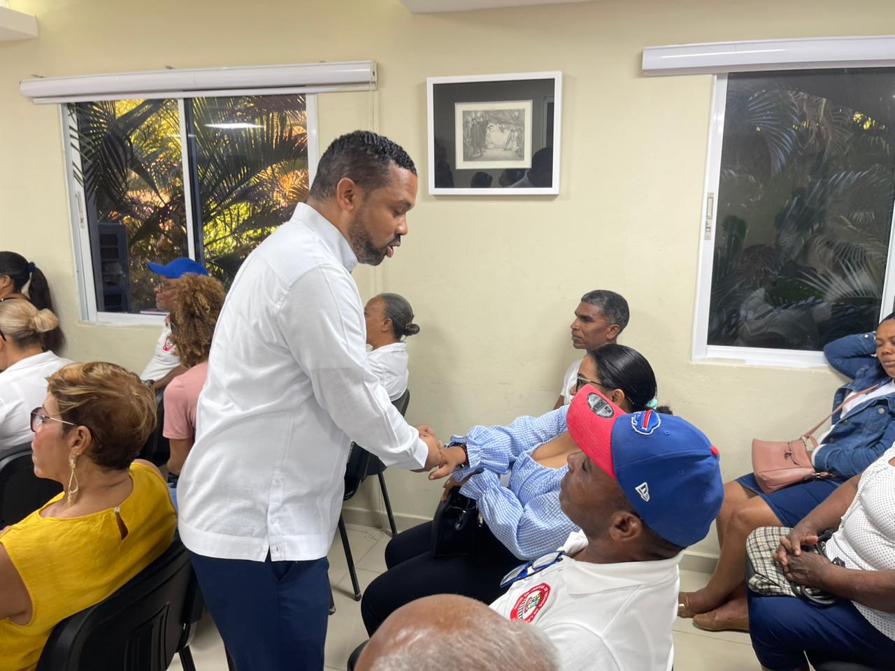 Alcalde Eduardo Esteban reafirma compromiso social con entrega de canastas navideñas a líderes comunitarios