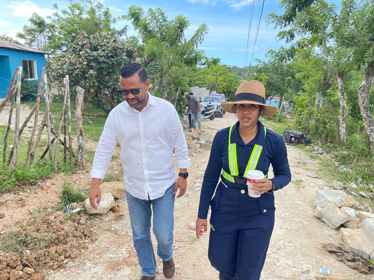 Alcalde Eduardo Esteban Polanco supervisa construcción de carretera en Las Guázaras